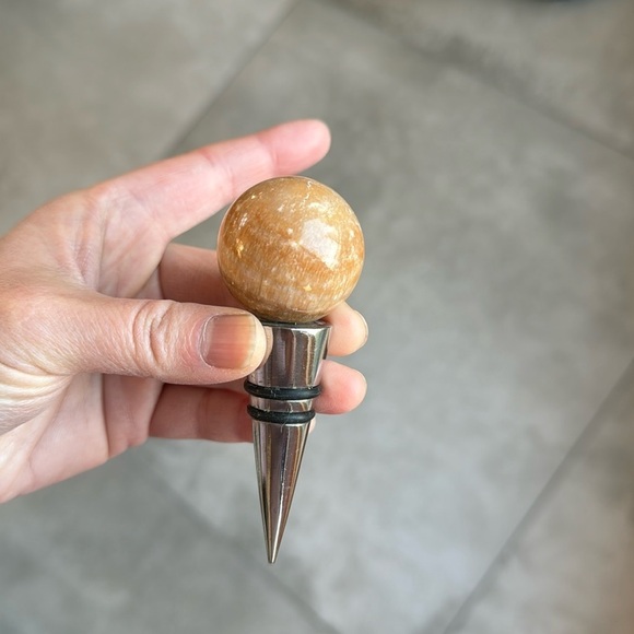 Two heavy weight bottle stoppers - Picture 4 of 4